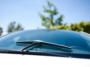 Jak często zmieniać pióra wycieraczek? Praktyczne porady i wskazówki