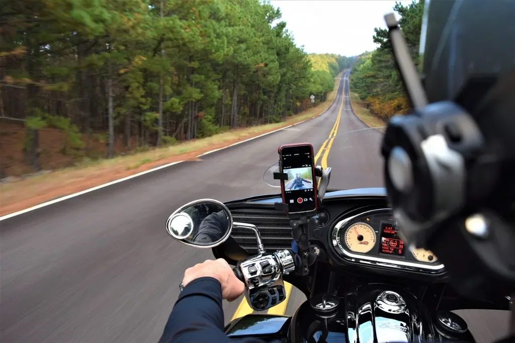 jak zamontować smartfon na motocyklu
