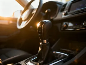 Zbliżenie na pasek rozrządu i koła zębate w silniku samochodowym 1.4 TDI w profesjonalnym warsztacie.