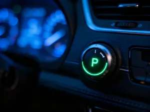 Widok na nowoczesną komorę silnika samochodu Volvo, ukazujący detale techniczne jednostki napędowej.