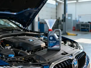 Nowy, lśniący amortyzator samochodowy zamontowany w profesjonalnym warsztacie mechanicznym.