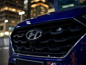 Dwa kluczyki do samochodu Volvo na tle symboli dystrybutora benzyny i oleju napędowego, symbolizujące wybór silnika.