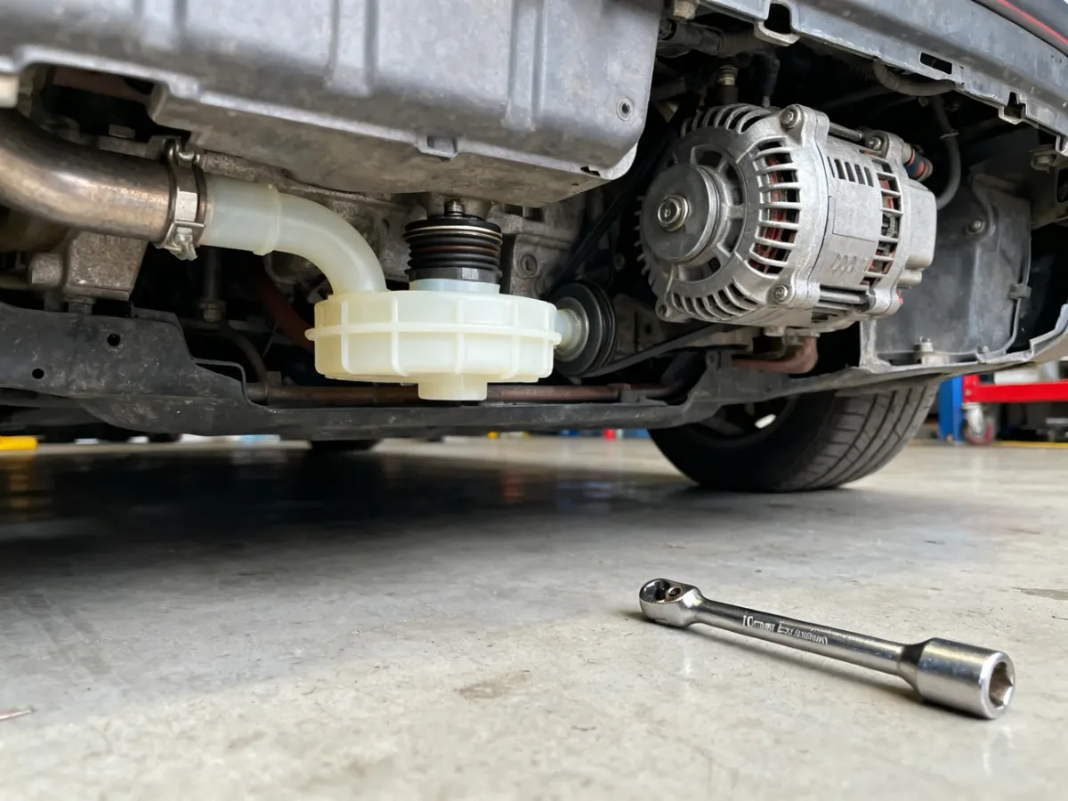 Widok termostatu pod alternatorem w Audi A4 B5 1.6