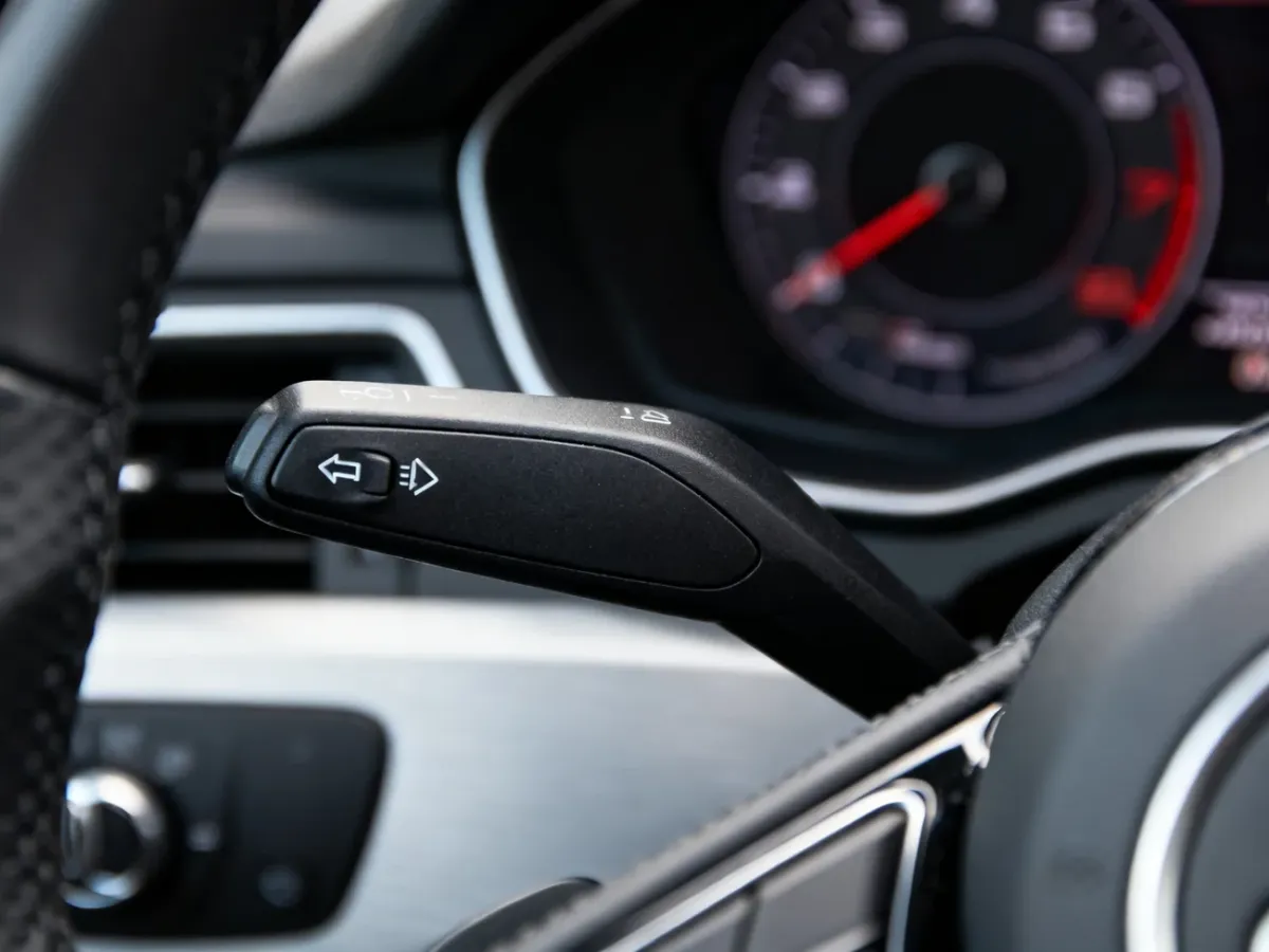 Przycisk asystenta pasa ruchu na manetce kierunkowskazów Audi