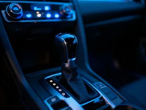Zbliżenie na głowicę silnika spalinowego z widocznym precyzyjnym mechanizmem zaworowym i świecą zapłonową.